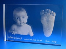 Gravírovaná  2D fotka s odtlačkom nožičky Vášho bábätka 150x100x20mm